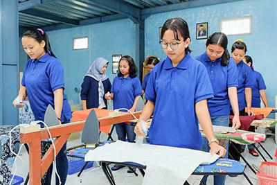 Keterampilan Menyetrika Uap & Pengepakan